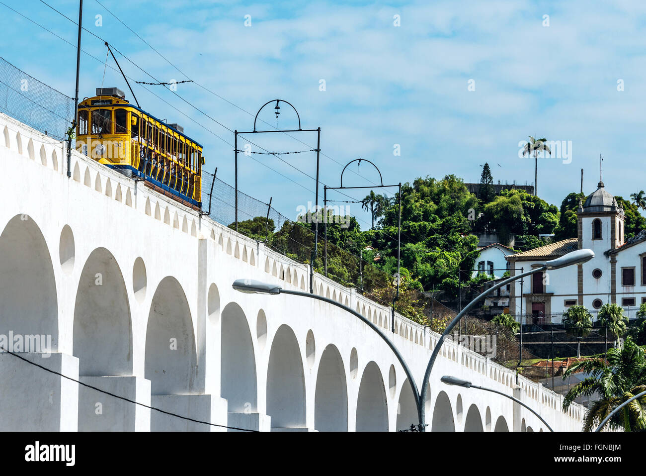Zug fährt entlang der markanten weißen Bögen von den Wahrzeichen Lapa Bögen (Carioca Aquädukt) in Rio De Janeiro, Brasilien Stockfoto