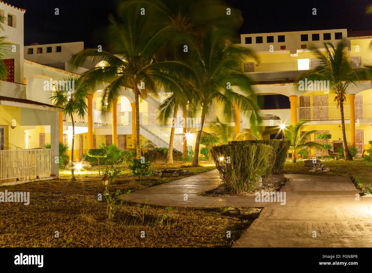 Blick auf Hotel bei Nacht, Cayo Largo, Kuba Stockfoto