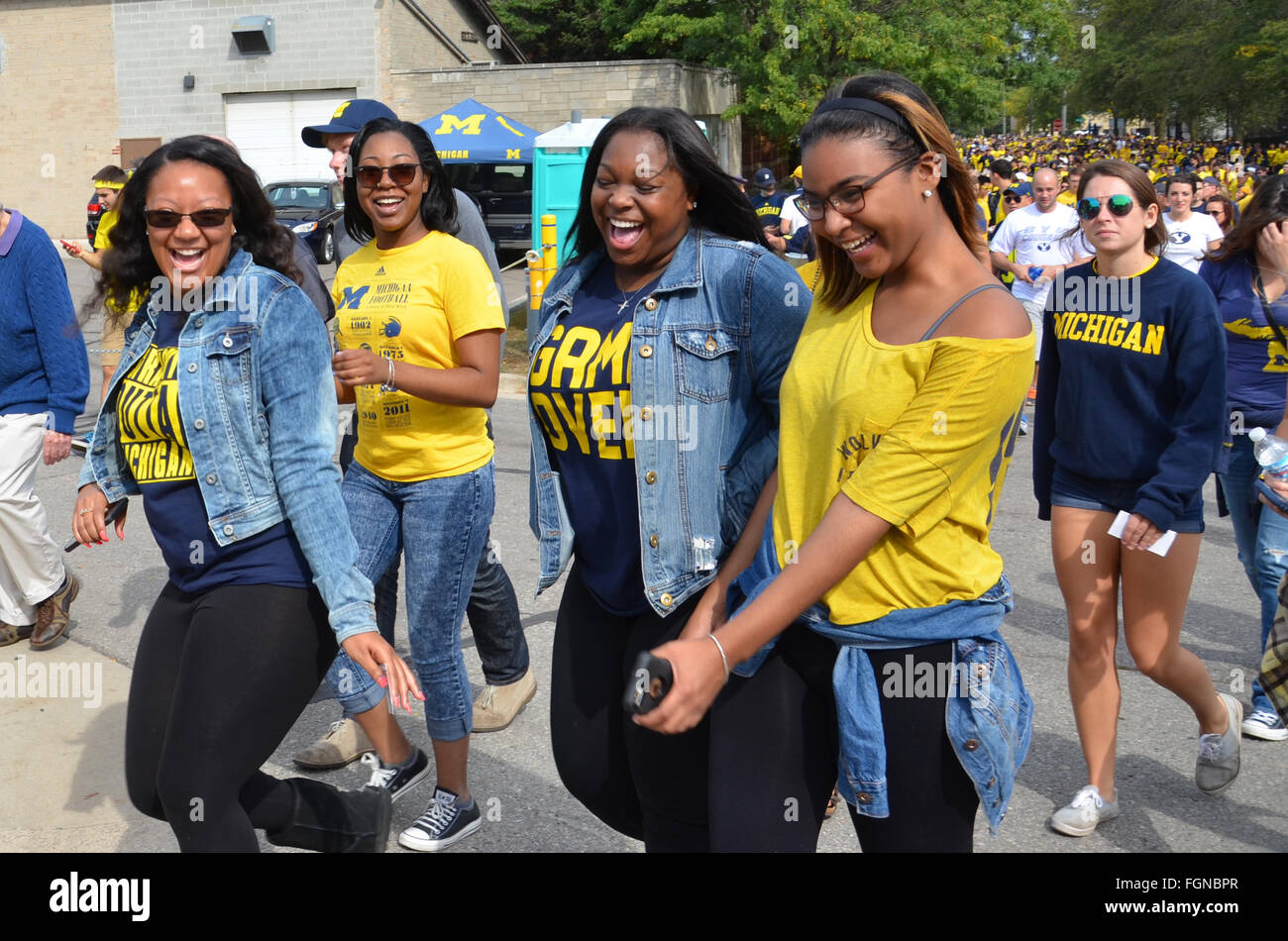 ANN ARBOR, MI - 26. SEPTEMBER: University of Michigan Fußballfans geben Sie das Stadion vor dem BYU-Spiel am 26. September 2015. Stockfoto