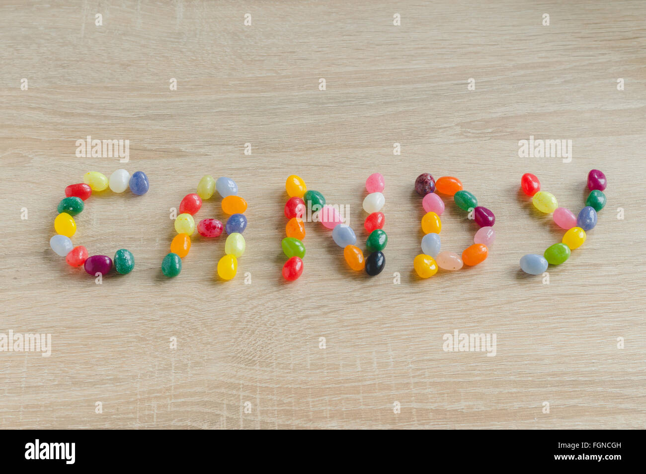 Wort-Süßigkeiten von Gummibärchen auf hölzernen Hintergrund Stockfoto