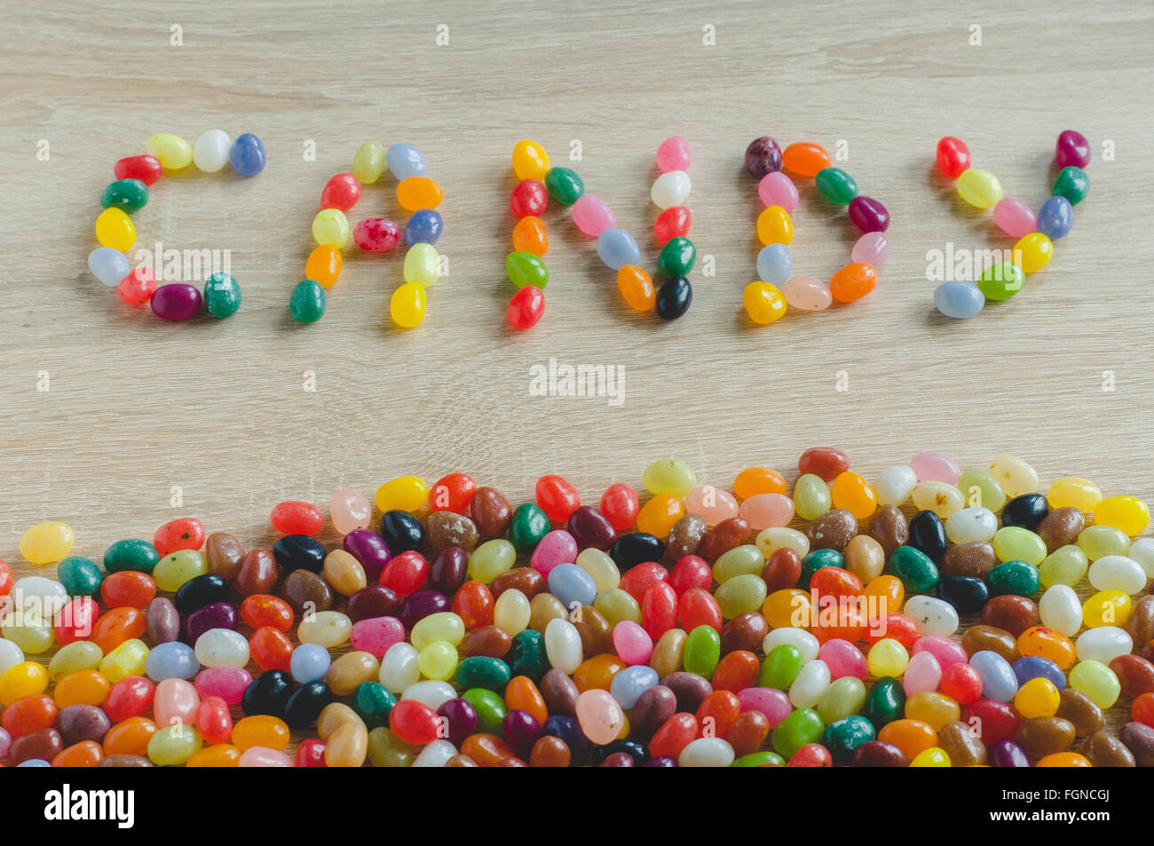 Wort-Bonbons mit Rand von Gummibärchen auf hölzernen Hintergrund Stockfoto