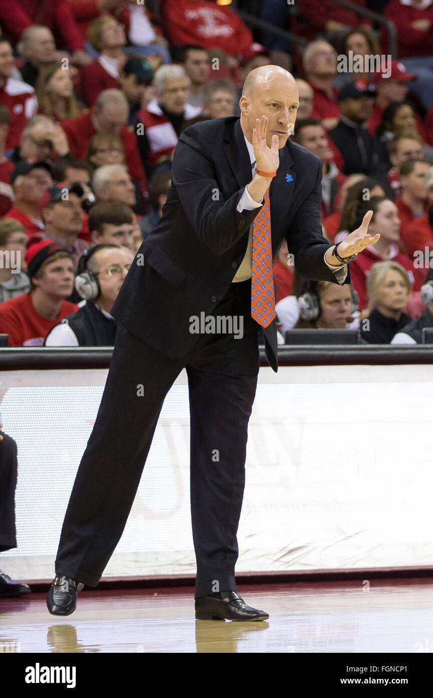 Madison, WI, USA. 21. Februar 2016. Illinois Cheftrainer John Groce blickt auf in der NCAA Basketball-Spiel zwischen Illinois Fighting Illini und die Wisconsin Badgers am Kohl Center in Madison, Wisconsin. Wisconsin besiegte Illinois 69-60. John Fisher/CSM/Alamy Live-Nachrichten Stockfoto