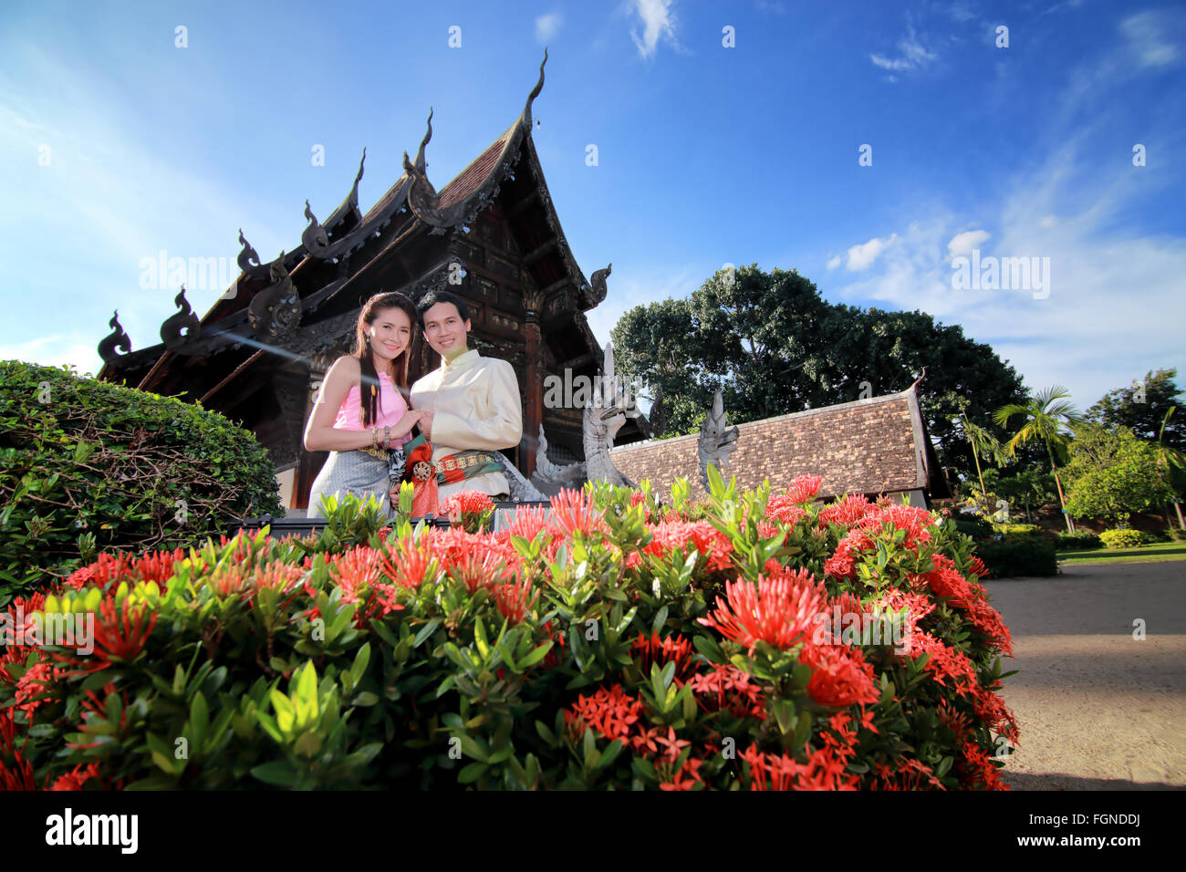 Paar thai Kleid im alten Tempel Stockfoto