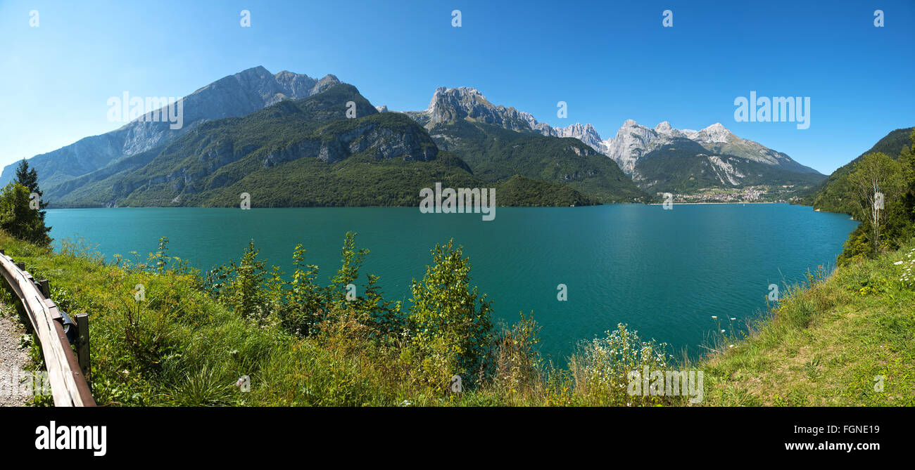 Landschaft von Molveno See und Dolomiti di Brenta-Gruppe in der Sommersaison, Trentino - Italien Stockfoto