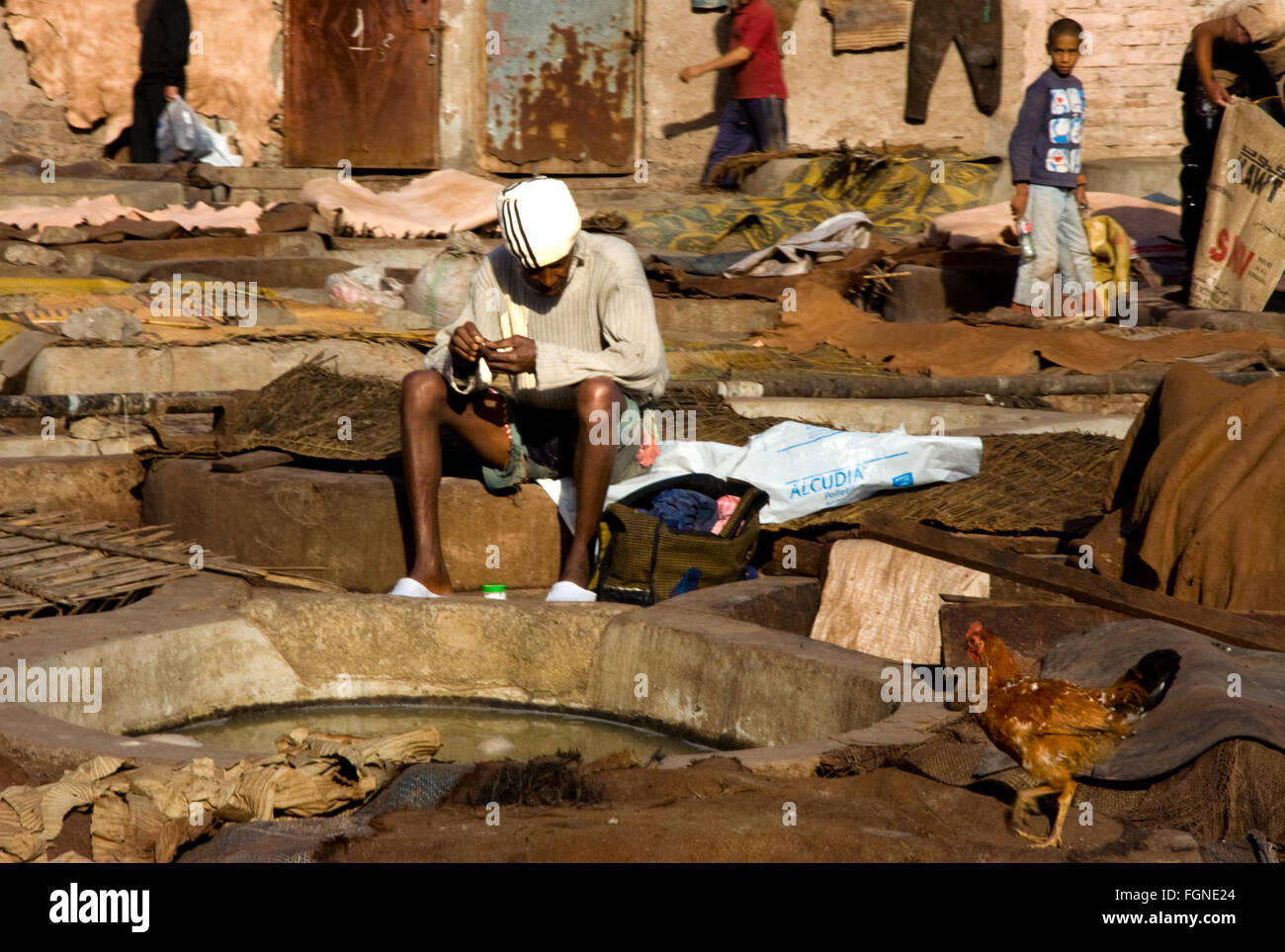Marrakesch, Marokko - JAN 21: Nicht identifizierte Personen führen die Arbeiten in Gerberei Souk am 21. Januar 2010 im marokkanischen handwerklichen Stockfoto