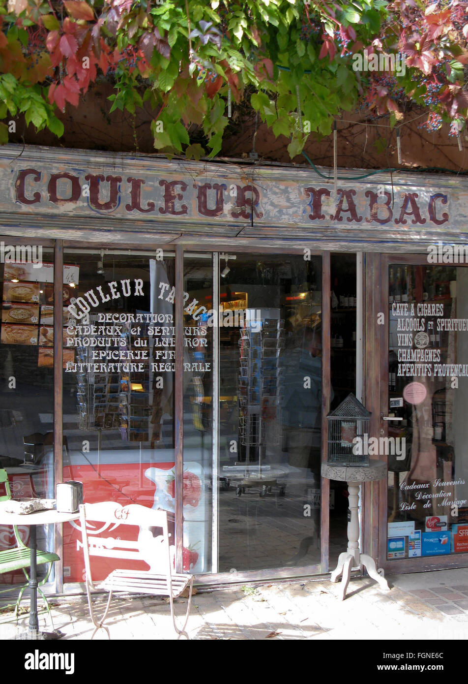 Ein Second-Hand-Laden in der Provence mit einem romantischen Schild über dem Eingang. Der Shop befindet sich in der Stadt von Bonnieux. Stockfoto