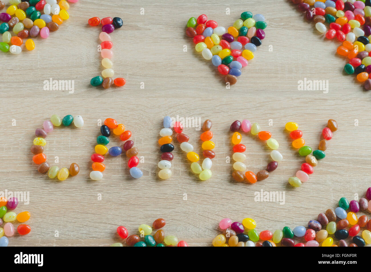 Phrase ich liebe Süßigkeiten von Gummibärchen auf hölzernen Hintergrund Stockfoto