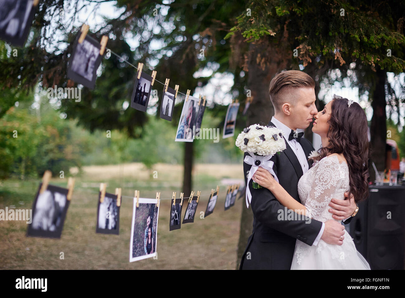 Braut und Bräutigam bei der Hochzeit Tag zu Fuß im Sommerpark Stockfoto