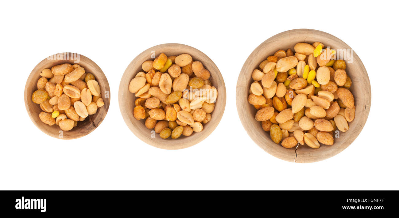 Frisch gemischt gesalzene Nüssen in eine Schüssel geben, Erdnuss Mix, isoliert auf weiss Stockfoto