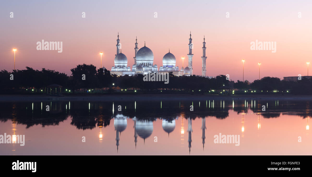 Sheikh Zayed Grand Moschee in Abu Dhabi, Vereinigte Arabische Emirate bei Sonnenaufgang Stockfoto