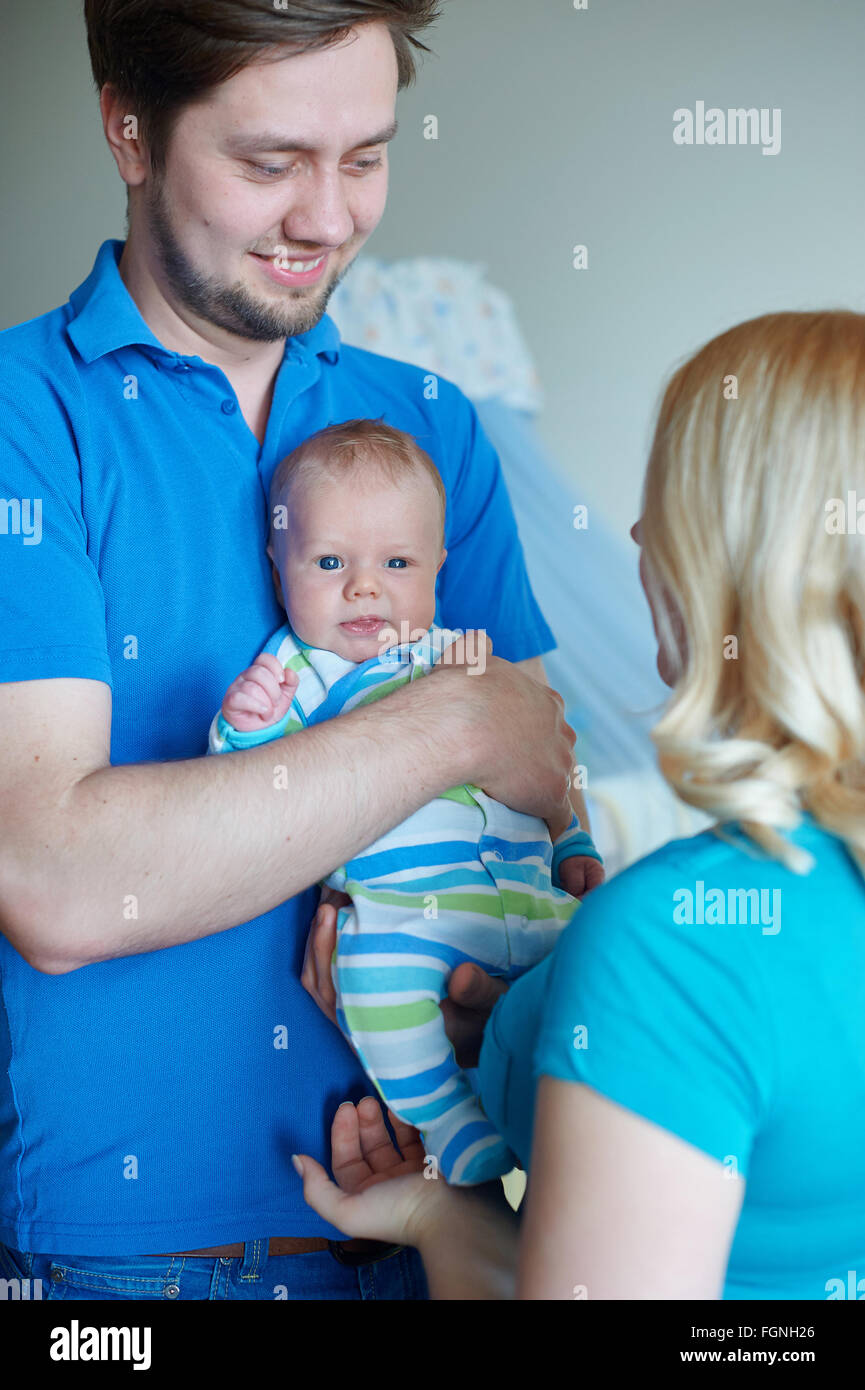 Glückliche junge attraktive Familie Eltern mit Neugeborenen Stockfoto