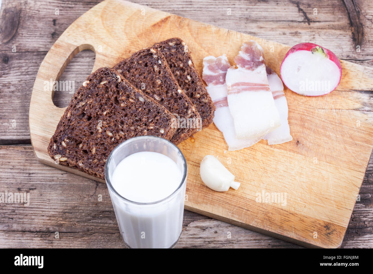 rustikales Essen Gemüse auf einem Brett und Milch, Stillleben Stockfoto