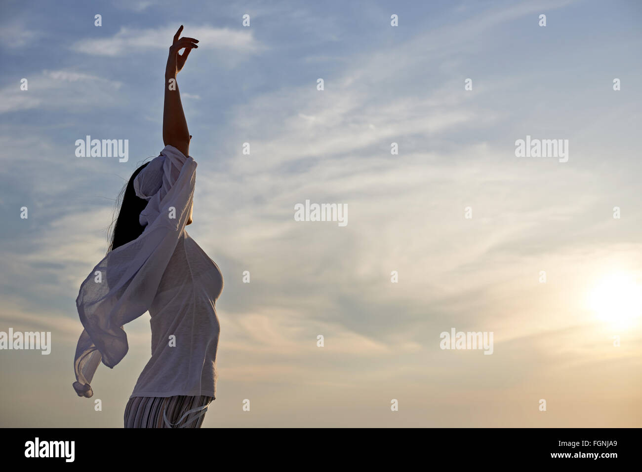 junge Frau Sonnenuntergang genießen Stockfoto