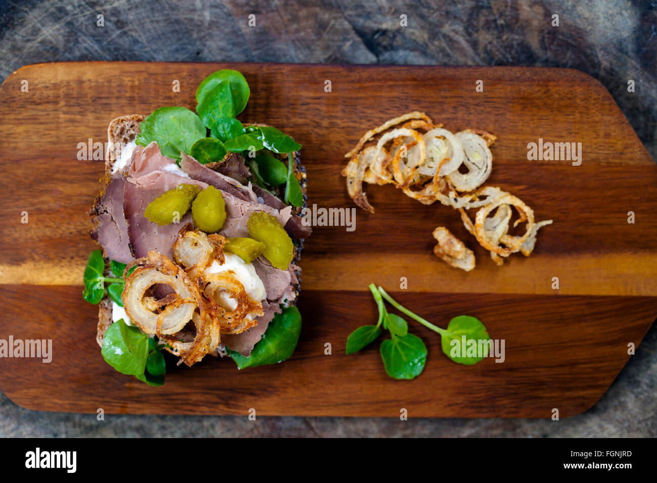 Open-Sandwich mit Roastbeef, Brunnenkresse und knusprigen Zwiebeln Stockfoto
