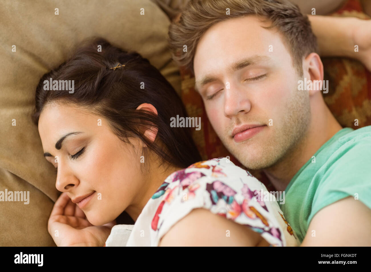 Süßes Paar kuscheln auf couch Stockfoto