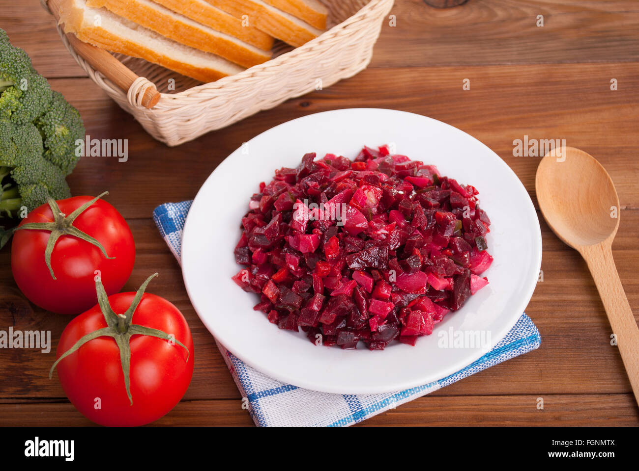 Vinaigrette Salat auf einem Teller auf den Tisch. Stockfoto