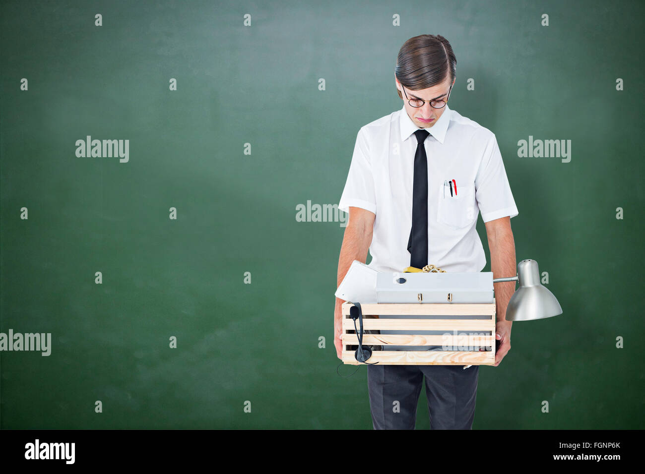 Zusammengesetztes Bild des gebrannten Geschäftsmann holding Box von hab und gut Stockfoto
