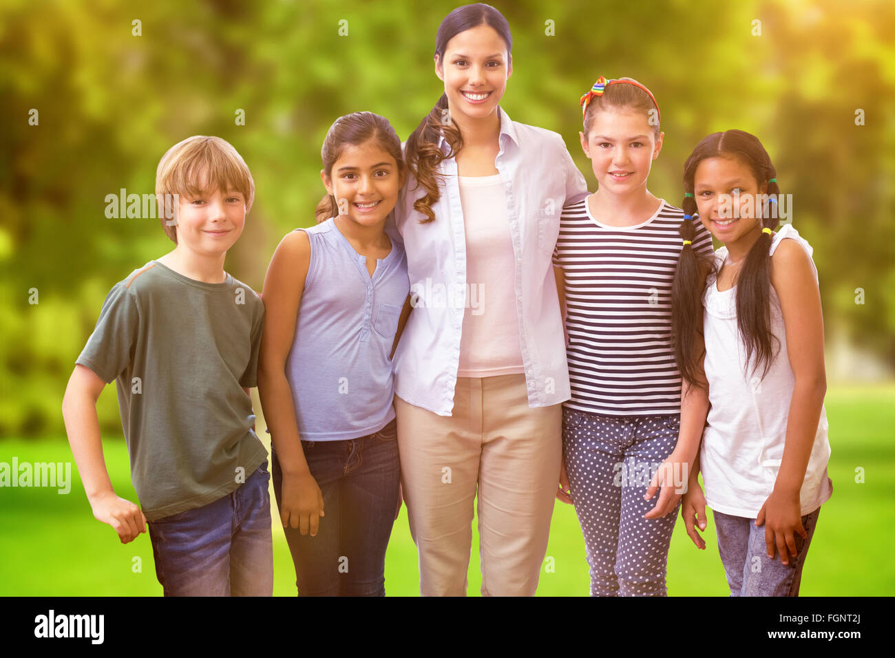 Zusammengesetztes Bild der niedlichen Schüler und Lehrer lächelnd in die Kamera in Computer-Klasse Stockfoto
