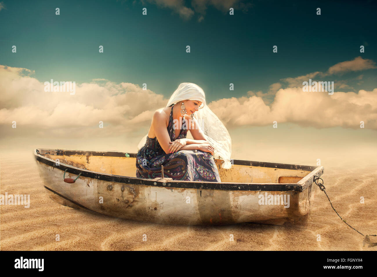 junge schöne exotische Frau sitzen im Boot am Strand Stockfoto