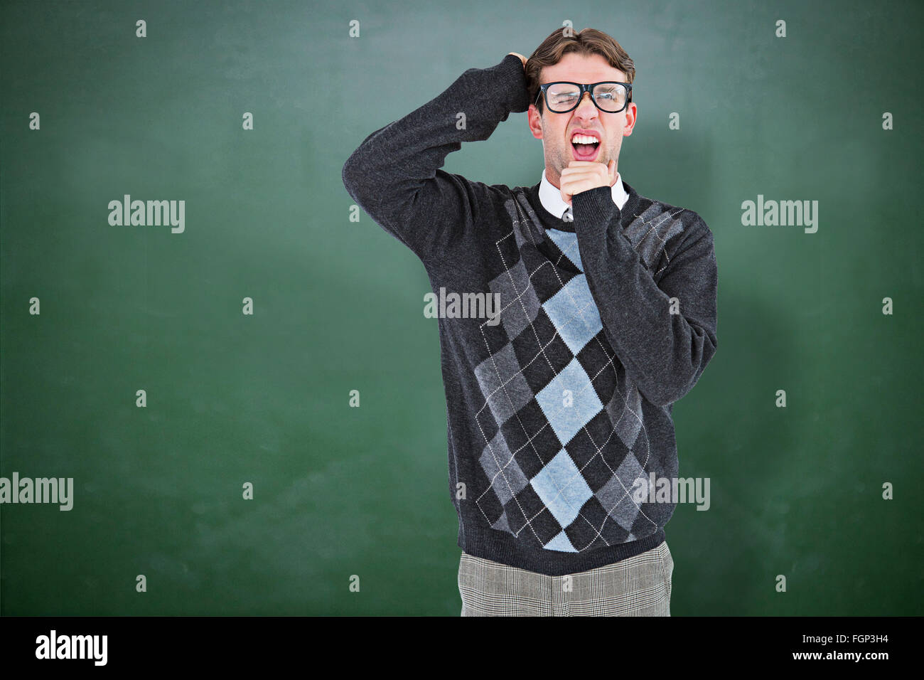 Zusammengesetztes Bild geeky Hipster stirnrunzelnd in die Kamera Stockfoto