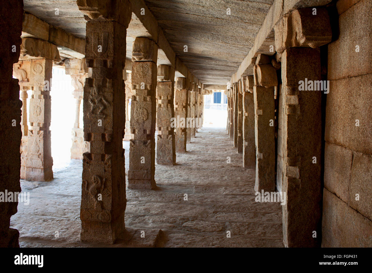 Flur mit geschnitzten Motiv auf Säulen, Veerbhadra, Lepakshi, Anantapur Tempeldistrikt, Andhra Pradesh, Indien Stockfoto