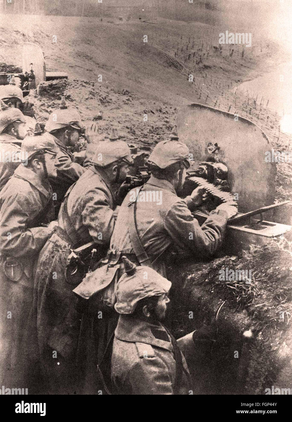Schlacht von Verdun 1916 - deutsche Soldaten in einem Graben mit einem Maschinengewehr Stockfoto