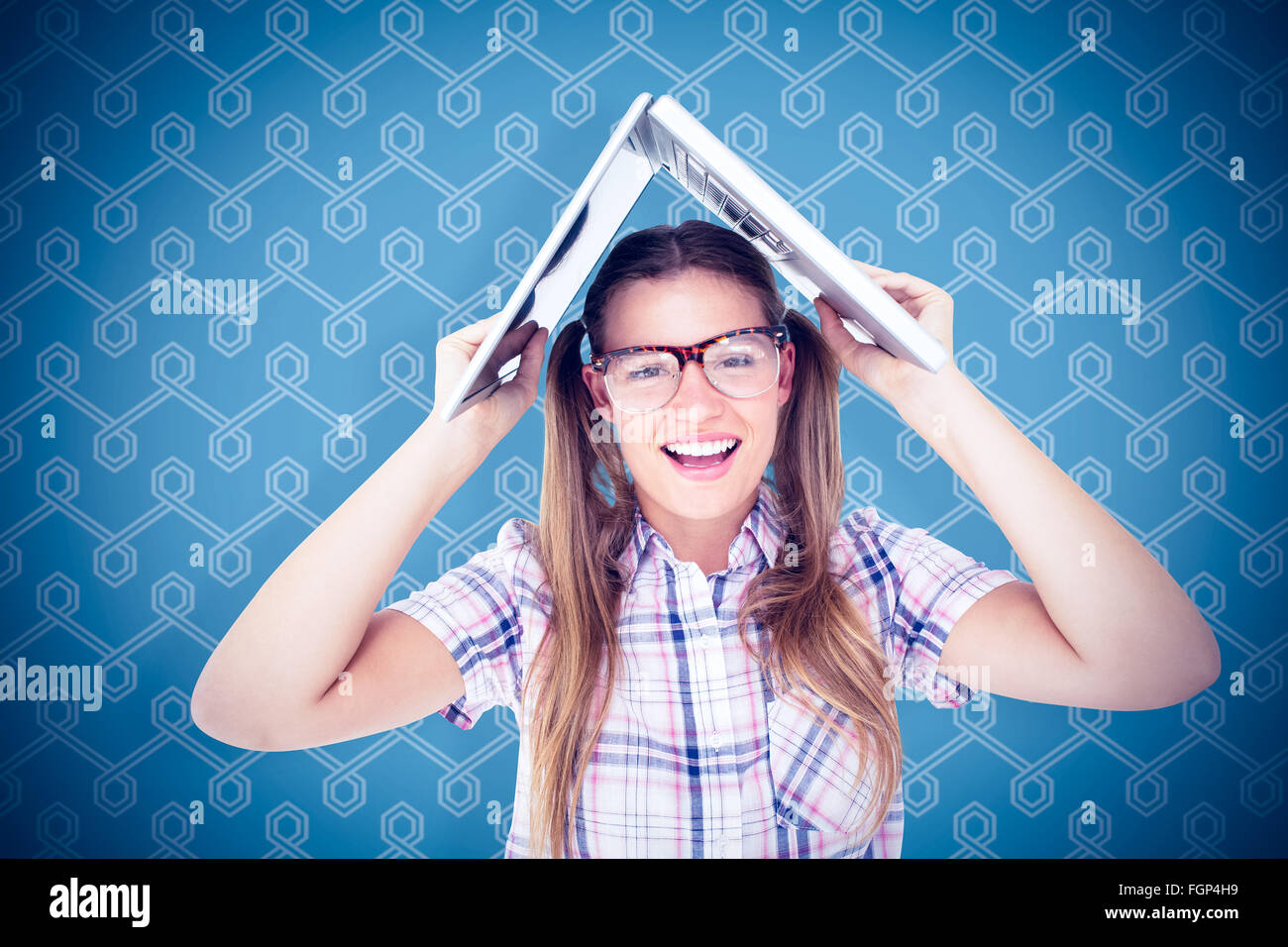 Zusammengesetztes Bild geeky Hipster mit ihrem Laptop über den Kopf Stockfoto