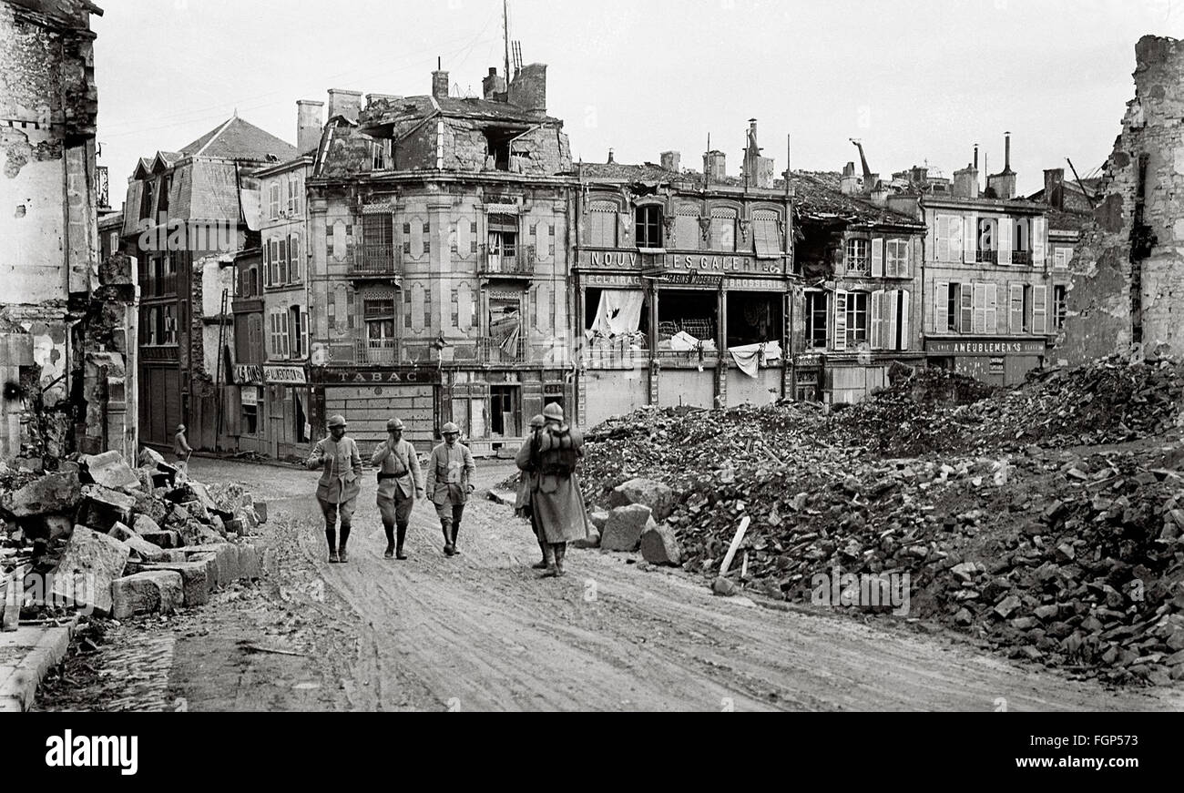 Schlacht um Verdun 1916 - Soldaten im zerstörten Stadt Stockfoto