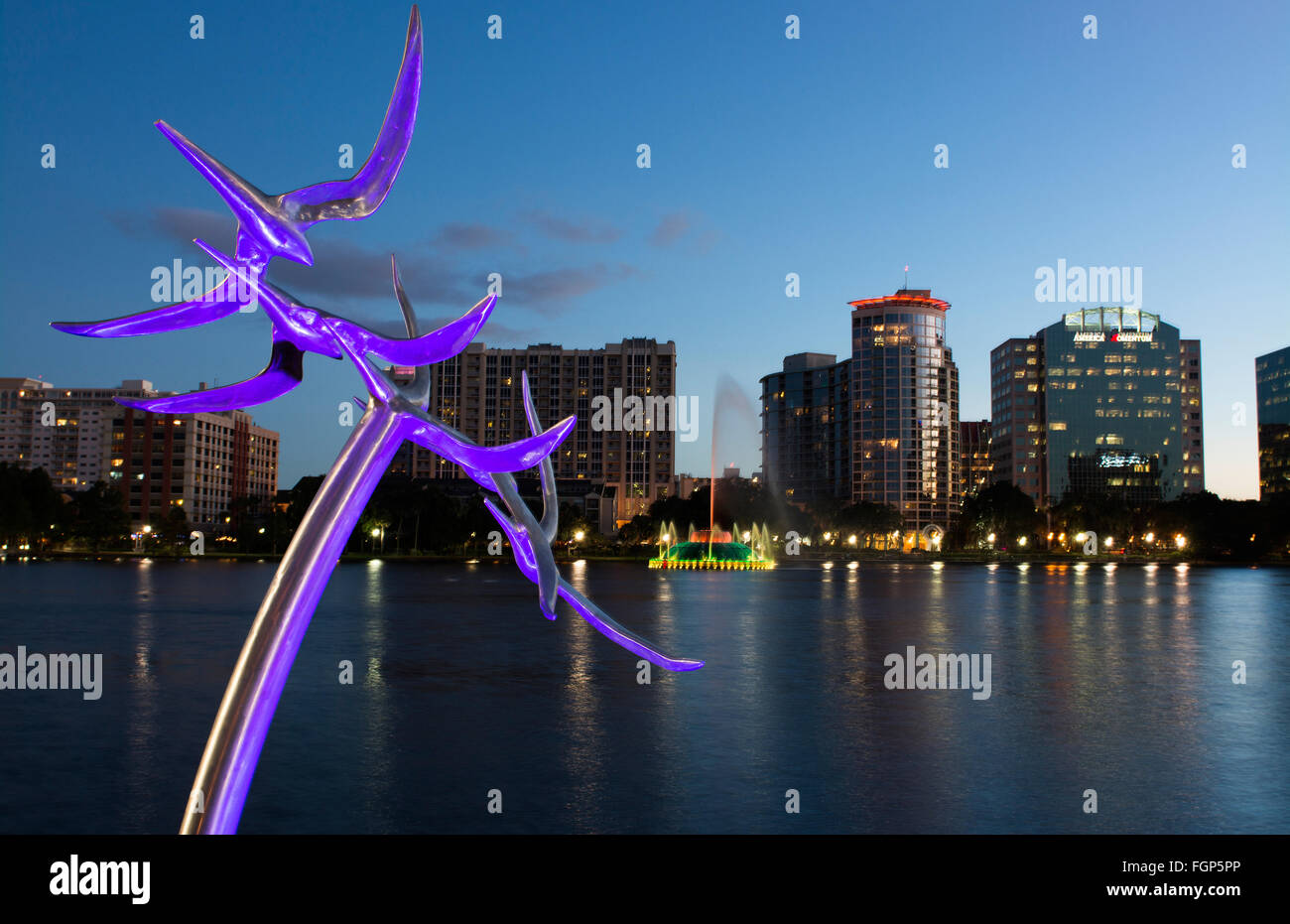 Skyline von Orlando Florida Lake Eola nehmen Flug begießen Blumberg bunte Dämmerung Nacht Lichter auf Vögel Statue Nacht Exposition mit s Stockfoto