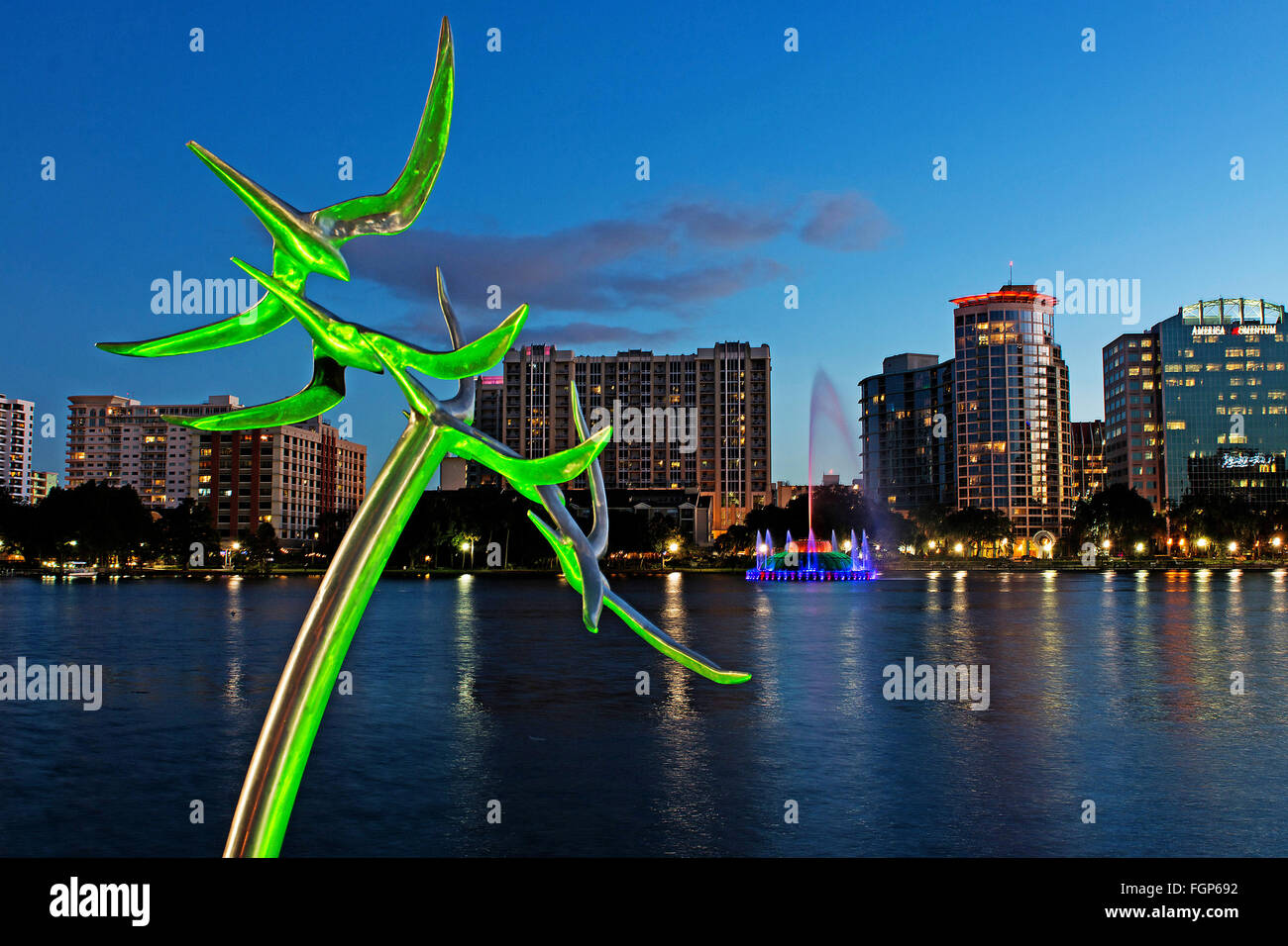 Skyline von Orlando Florida Lake Eola nehmen Flug begießen Blumberg bunte Dämmerung Nacht Lichter auf Vögel Statue Nacht Exposition mit s Stockfoto