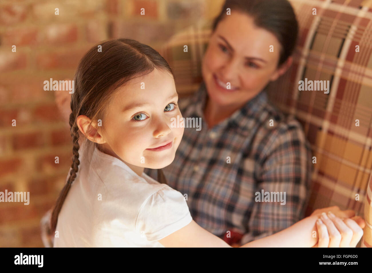 Porträt, lächelndes Mädchen Hand in Hand mit Mutter Stockfoto