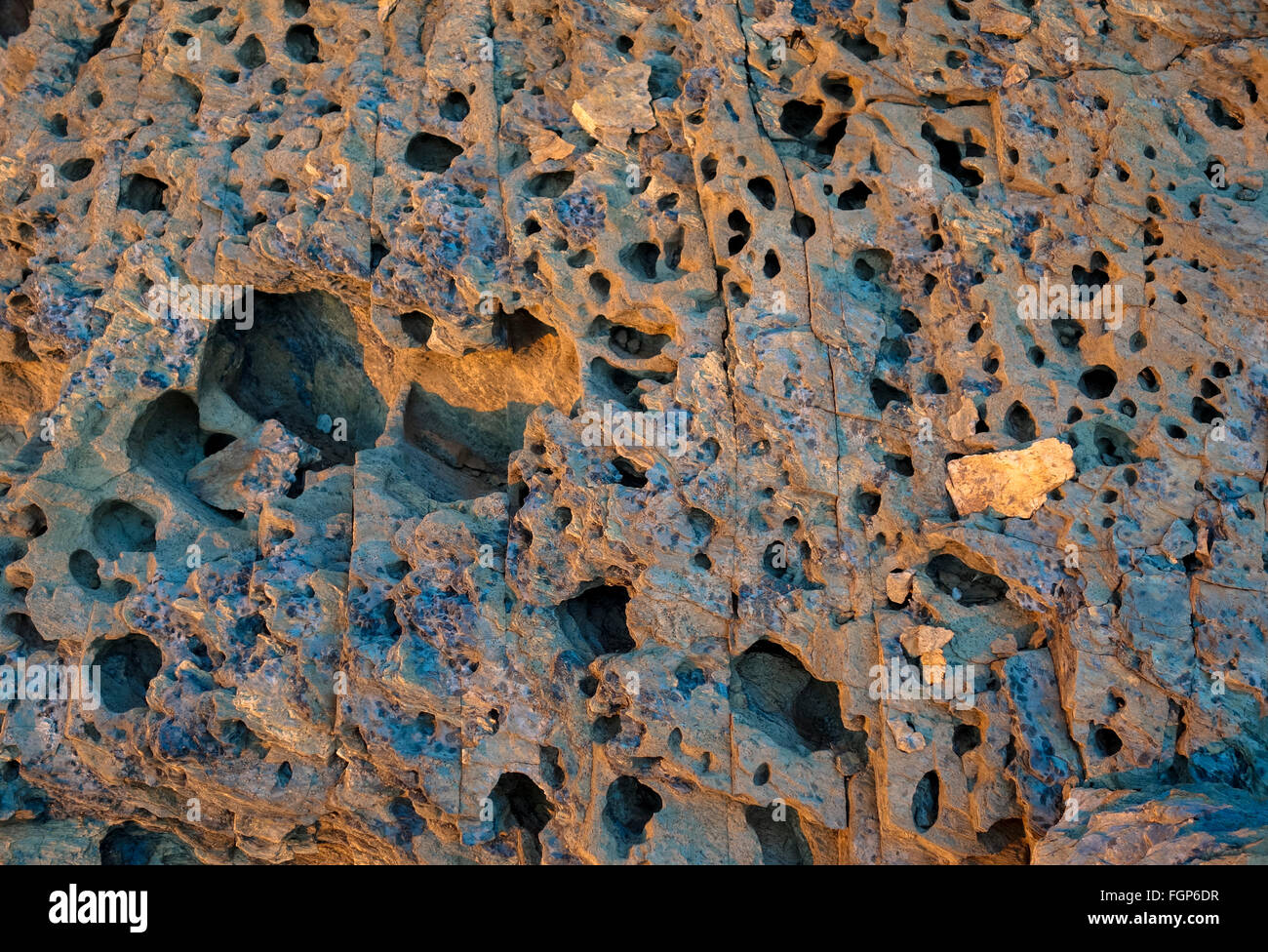 Erodierte Sedimentgestein Gesicht durch Wind, Wellen und Gezeiten am Küste Strand, Spanien. Stockfoto