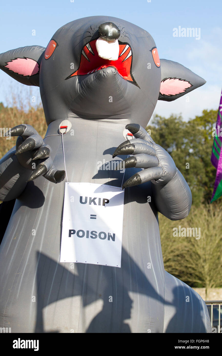 Eine aufblasbare Ratte mit Schild "UKIP Poison bei Sag Nein zu UKIP Protest außerhalb UKIP Wales Konferenz entspricht". Port Talbot, 2014 Stockfoto