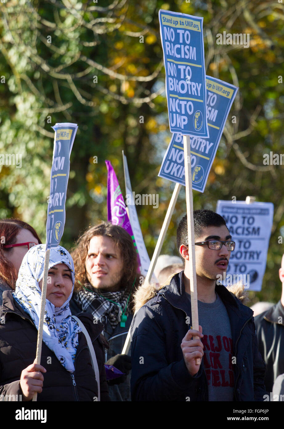 Demonstranten Welle Plakate an die Say No to UKIP Protest außerhalb UKIP Wales Konferenz. Port Talbot, 2014 Stockfoto