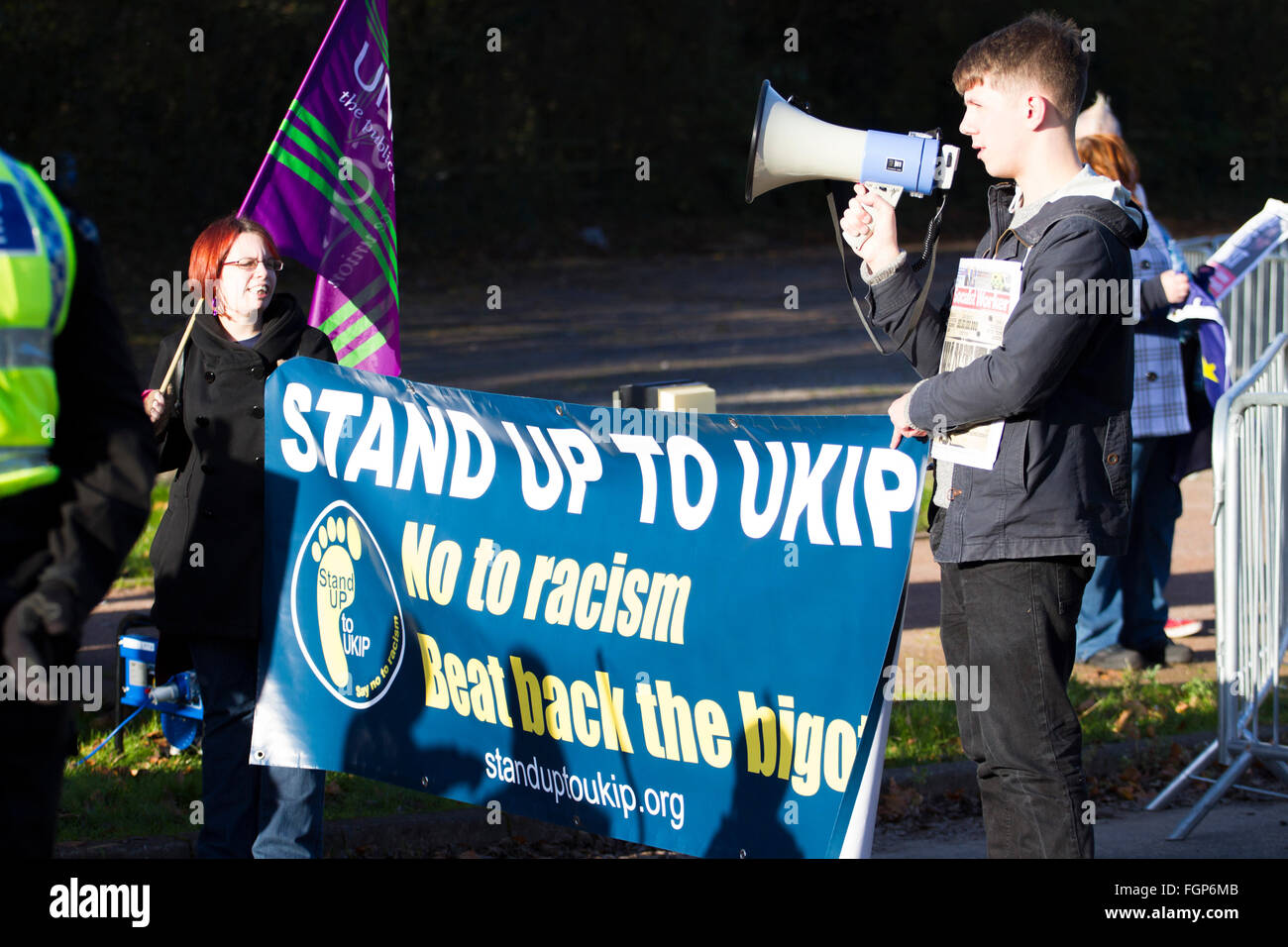Demonstranten mit Bannern und Megaphon an Say No to UKIP protestieren außerhalb UKIP Wales Konferenz. Port Talbot, 2014 Stockfoto