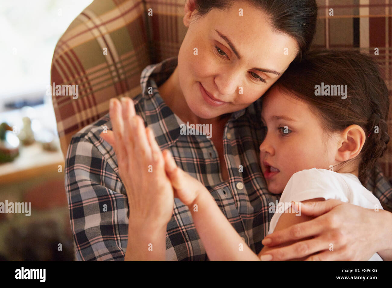 Liebevolle Mutter und Tochter, die Hand in Hand Stockfoto