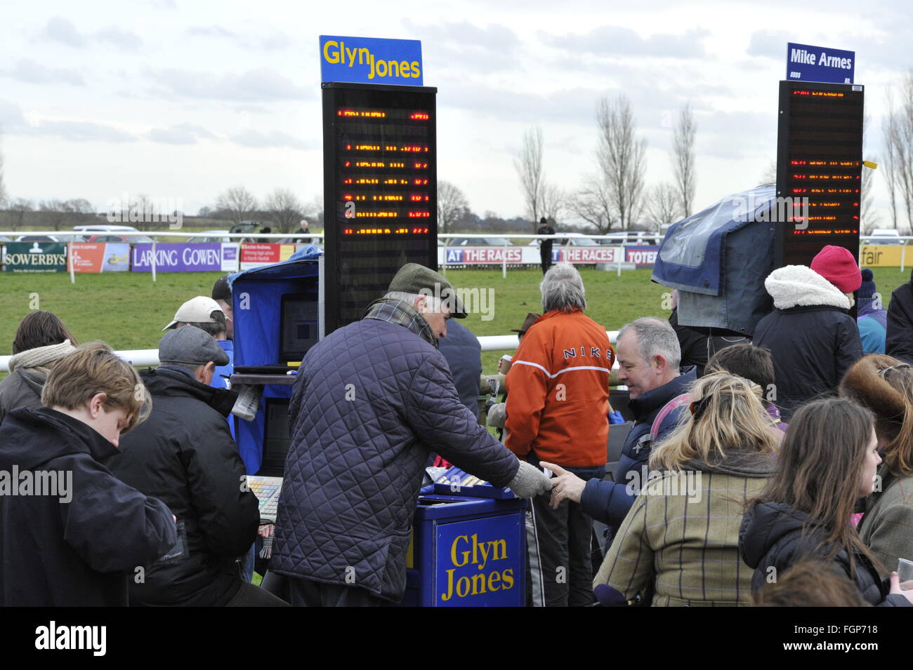 Fakenham National Hunt Race Meeting Norfolk 17.02.16 Buchmacher entnimmt Wetten der Öffentlichkeit Stockfoto