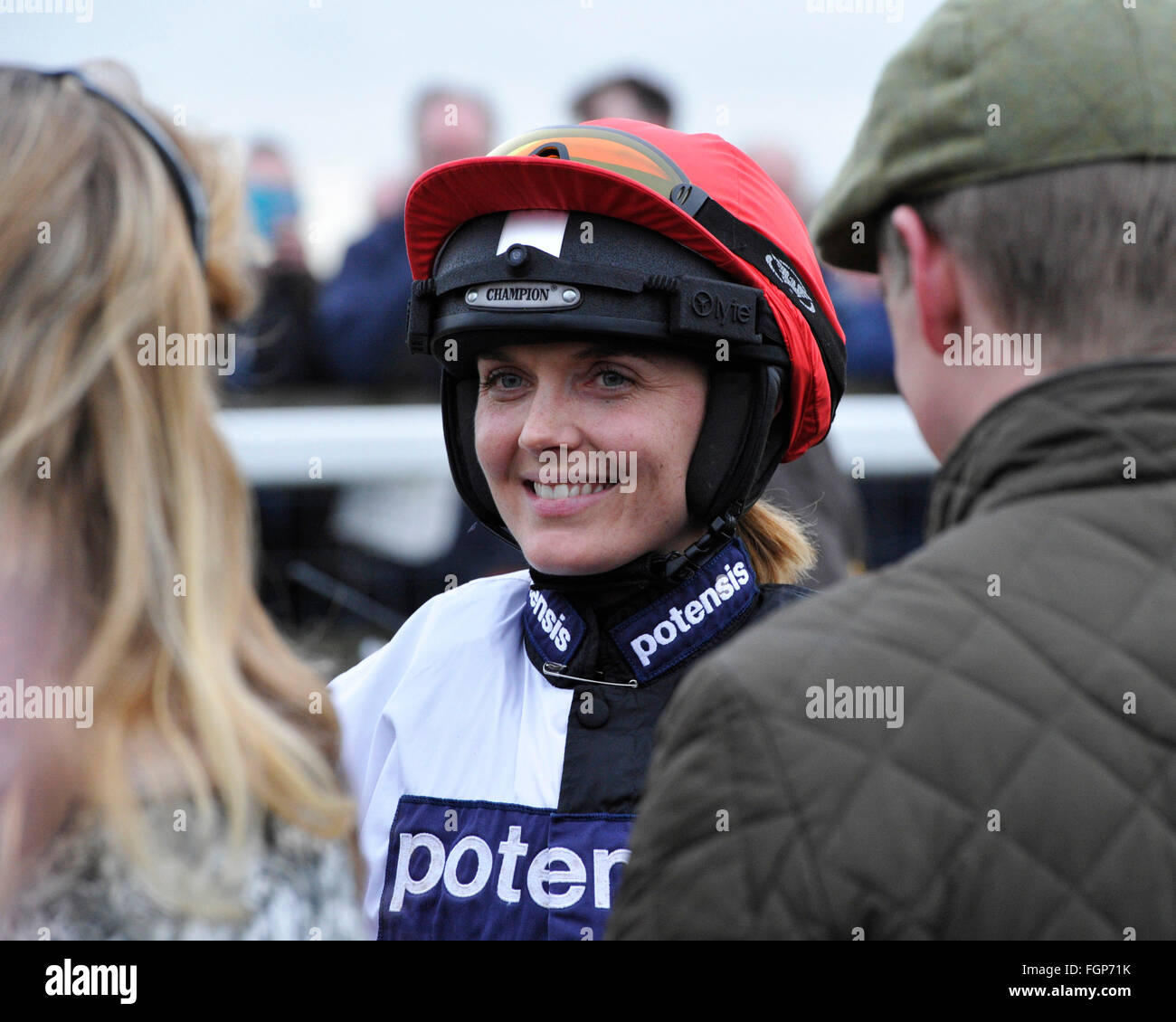 Fakenham National Hunt Race Meeting Norfolk 17.02.16 Victoria Pendleton olympische Goldmedaille Radfahrer vor ihr Pferd Rennen Stockfoto