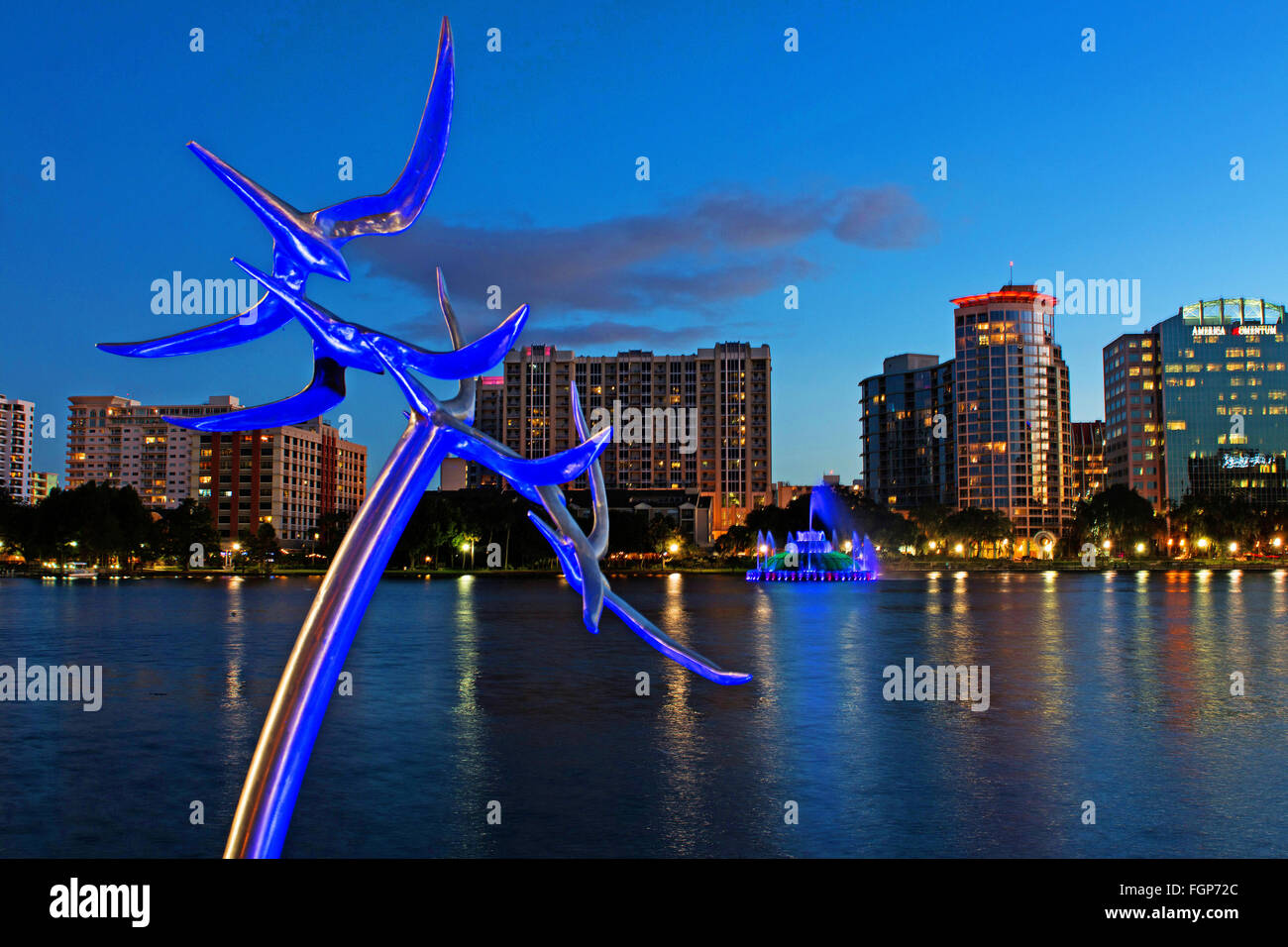 Skyline von Orlando Florida Lake Eola nehmen Flug begießen Blumberg bunte Dämmerung Nacht Lichter auf Vögel Statue Nacht Exposition mit s Stockfoto