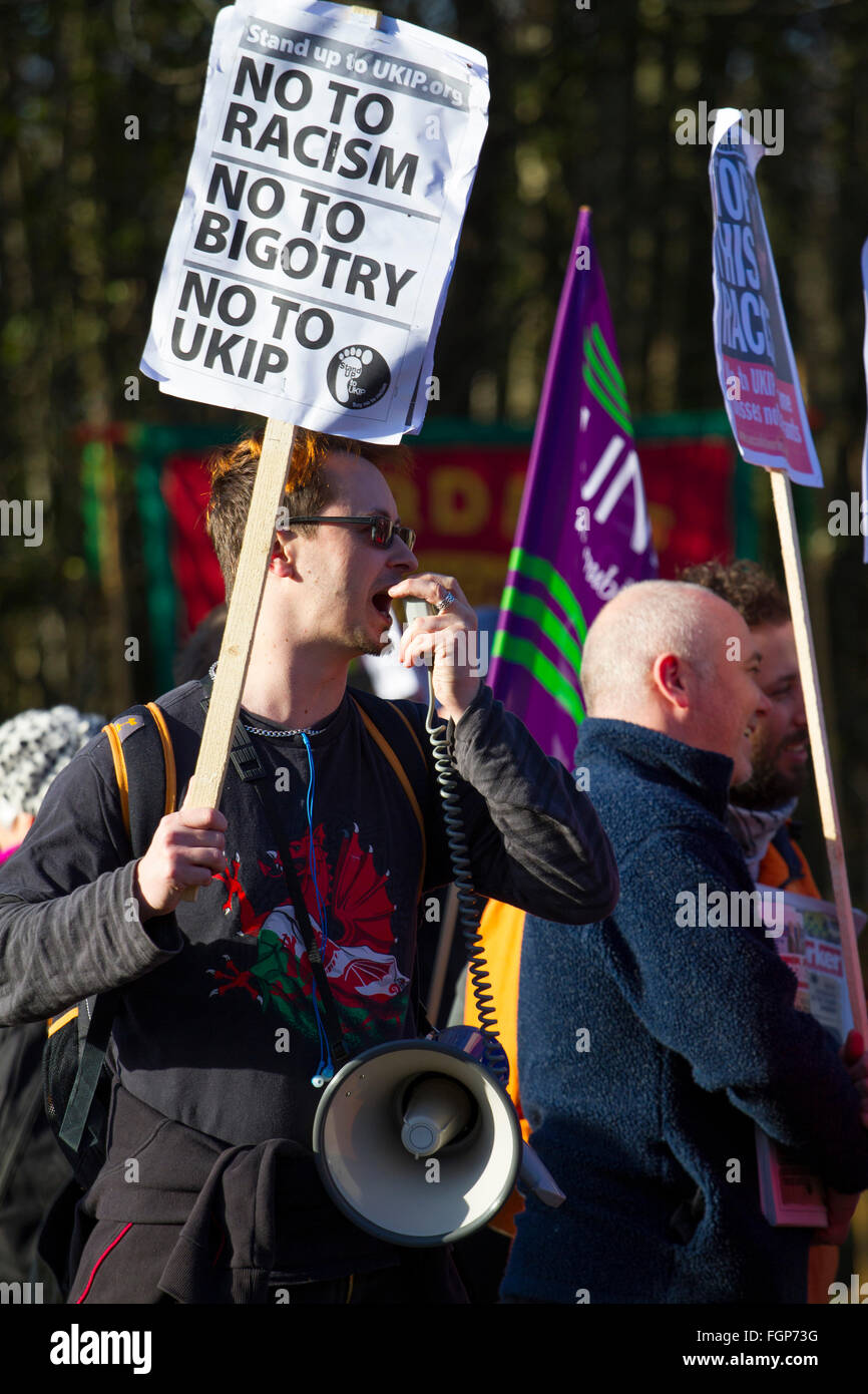 Demonstrant auf Megaphon mit Plakat am Sag Nein zu UKIP Demonstration vor UKIP Wales Konferenz. Port Talbot, 2014 Stockfoto
