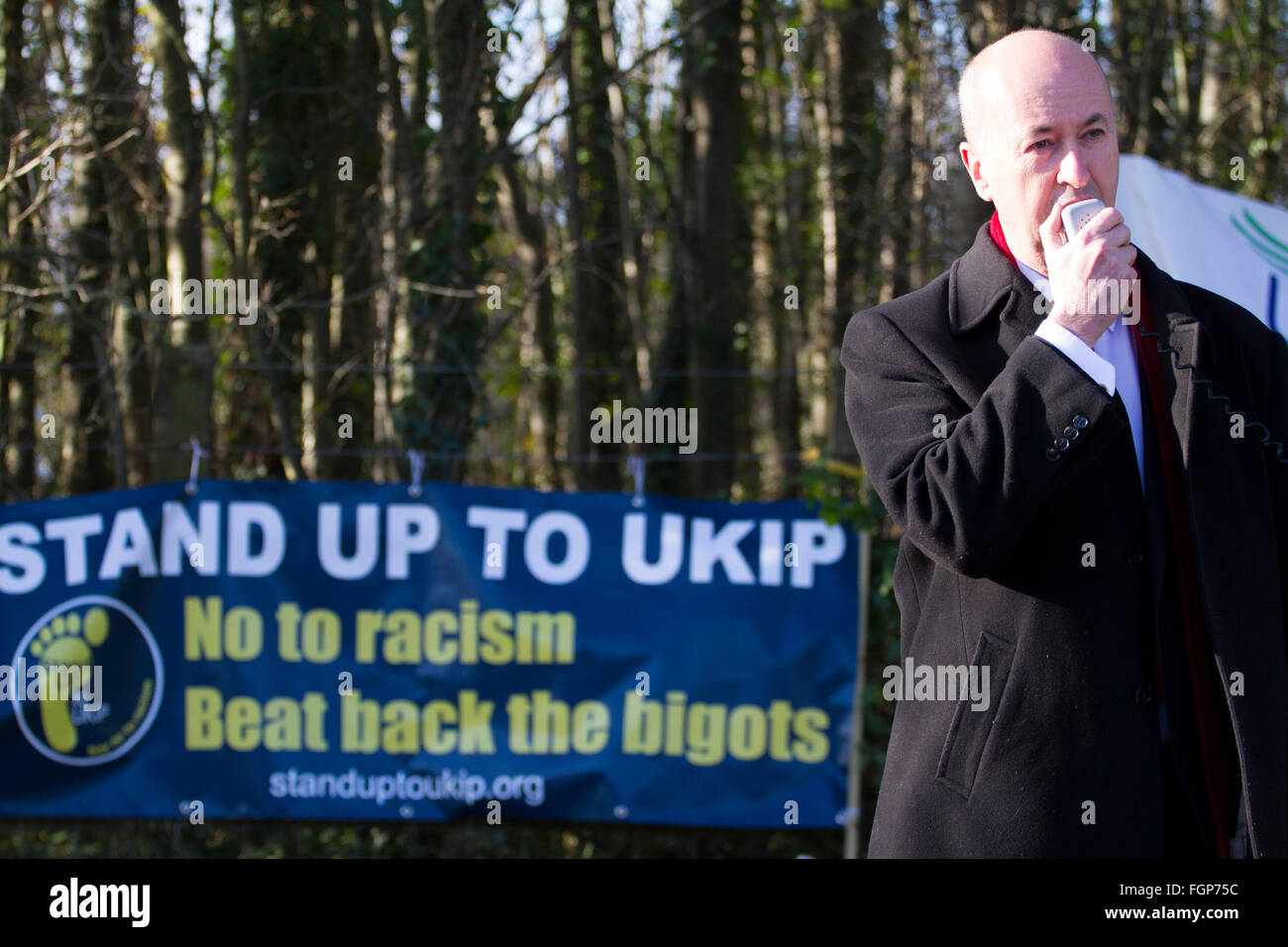 Geraint Davies, MP für Swansea West, spricht bei der Sag Nein zu UKIP Protest außerhalb UKIP Wales Konferenz, Port Talbot, 2014 Stockfoto