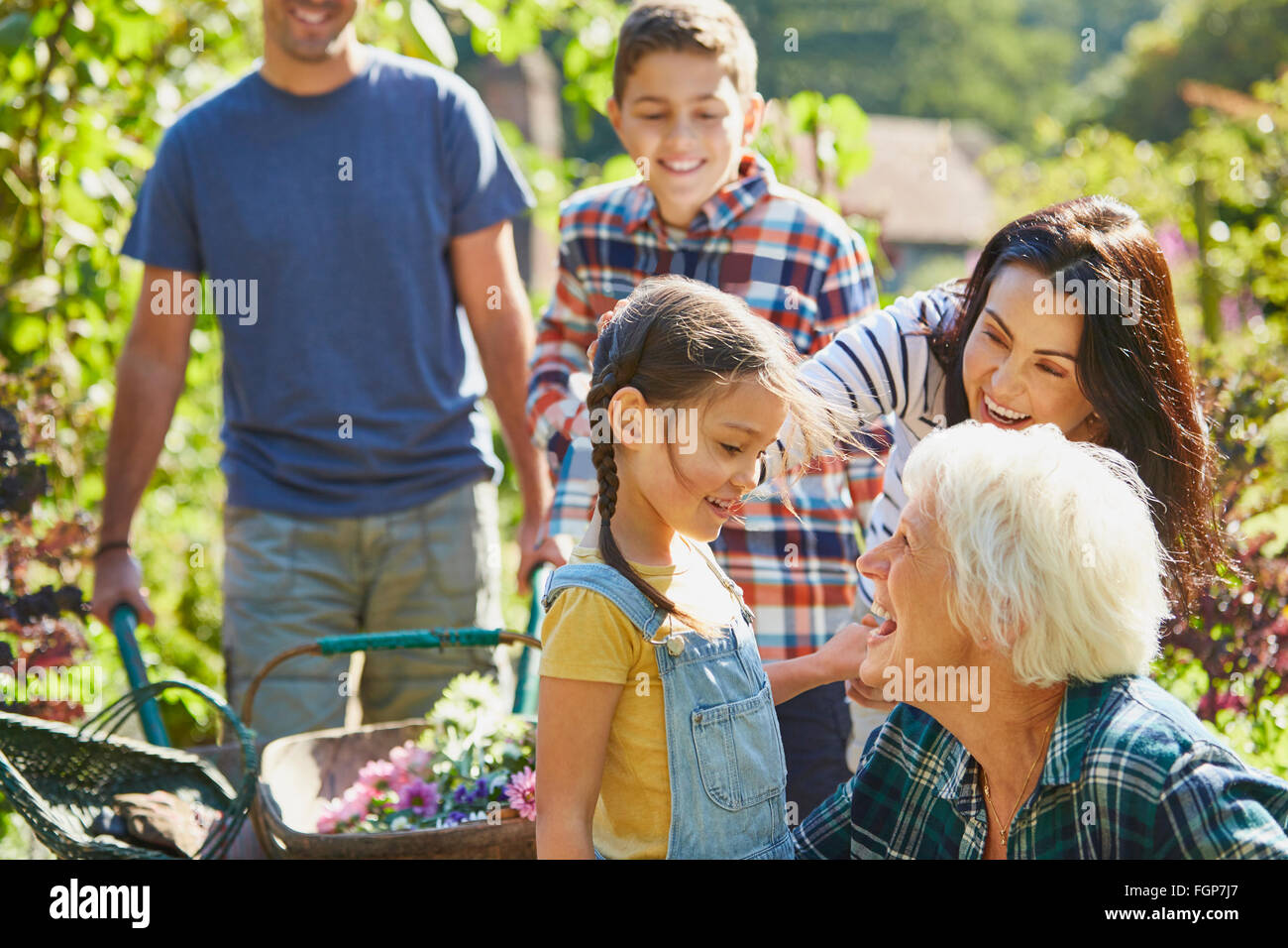 Mehr-Generationen-Familie Kleben im sonnigen Garten Stockfoto