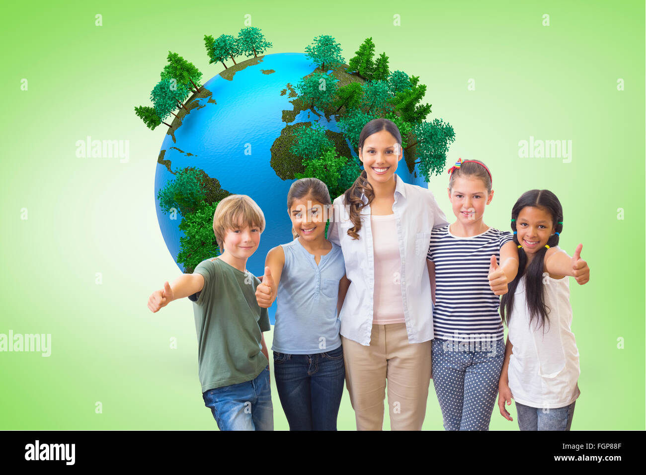 Zusammengesetztes Bild der niedlichen Schüler und Lehrer lächelnd in die Kamera in Computer-Klasse Stockfoto