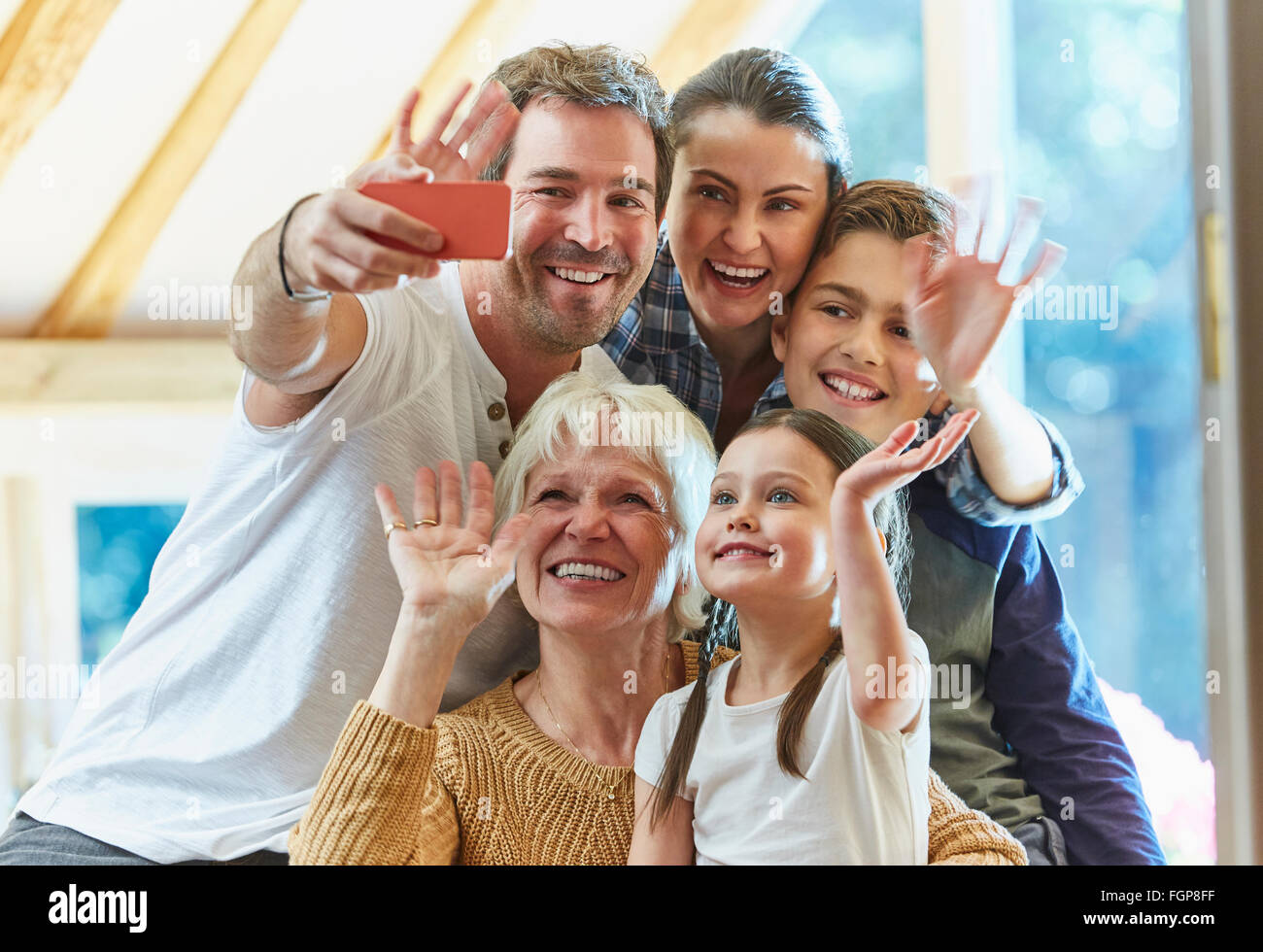 Mehr-Generationen-Familie winken und nehmen selfie Stockfoto