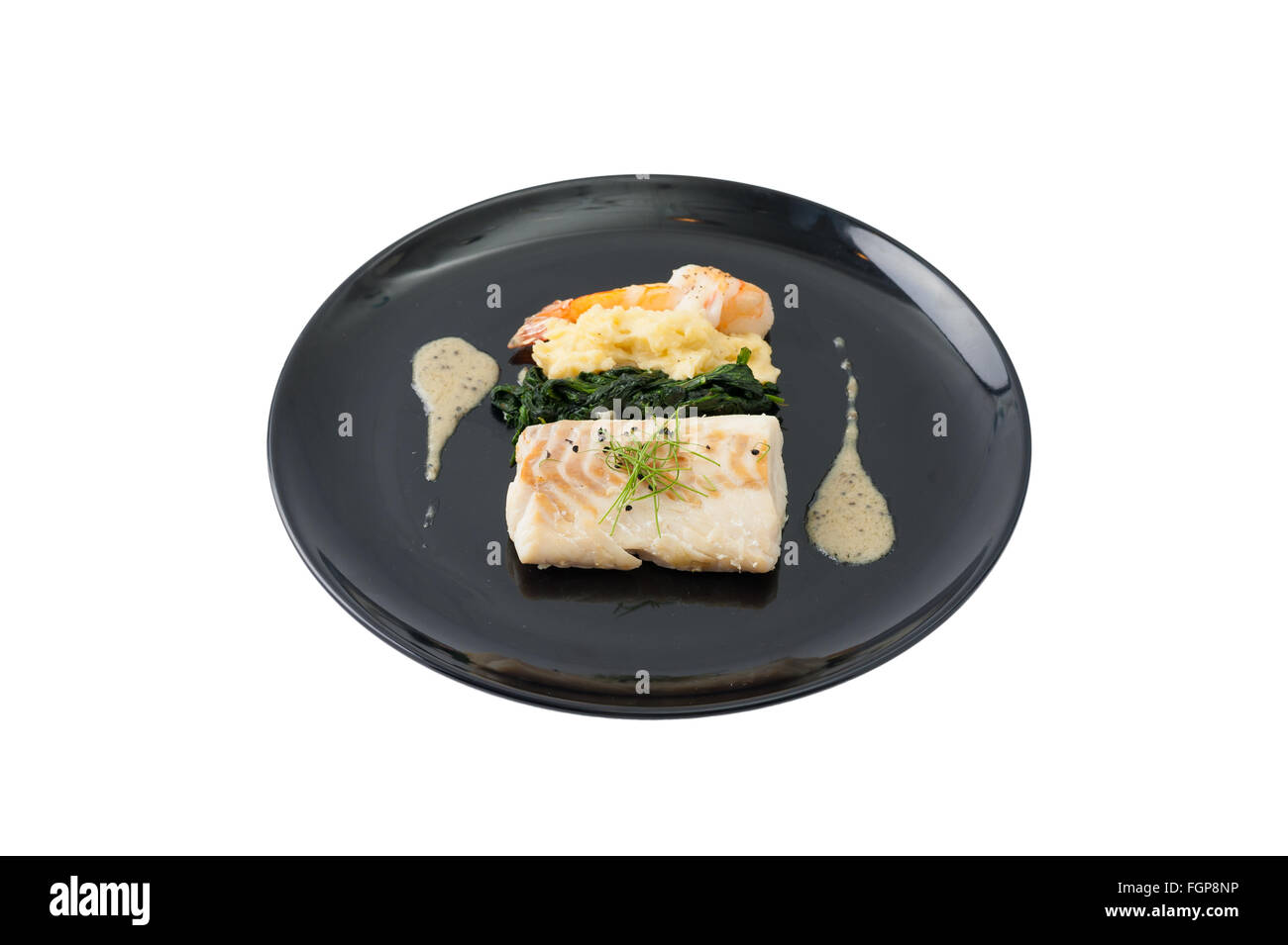 Kabeljau-Steak mit Garnelen, Netz-Kartoffeln und Gemüse, modernen Küche isoliert auf weißem Hintergrund mit Beschneidungspfad Stockfoto