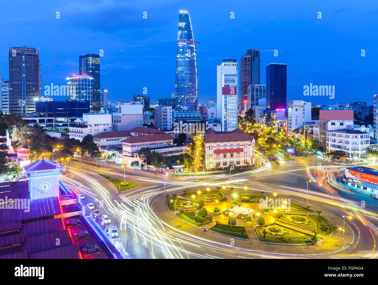 Nachtansicht von Ho Chi Minh City nach Sonnenuntergang mit Bitexco Financial Tower im Hintergrund, Vietnam. Stockfoto