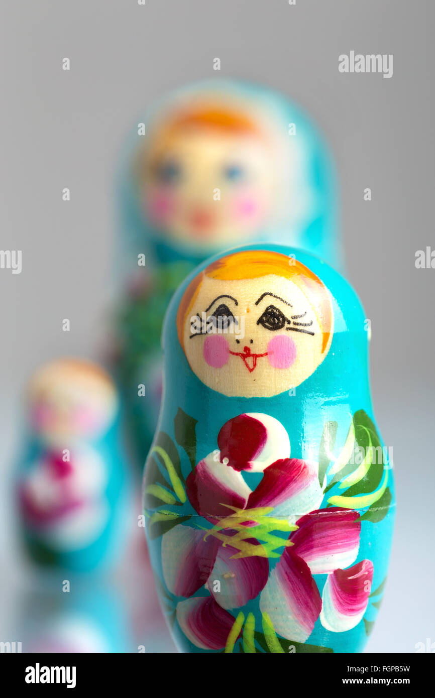 Russische traditionelle hölzerne Verschachtelung Matrjoschka-Puppen. Flachen DOF mit Reflexion Stockfoto