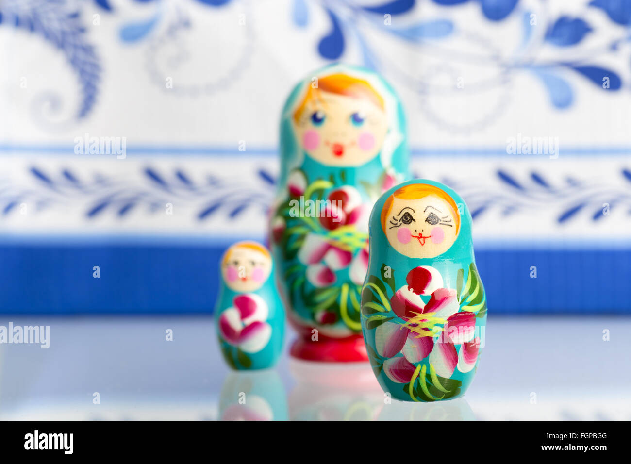 Russische traditionelle hölzerne Verschachtelung Matrjoschka-Puppen. Flachen DOF mit Reflexion Stockfoto