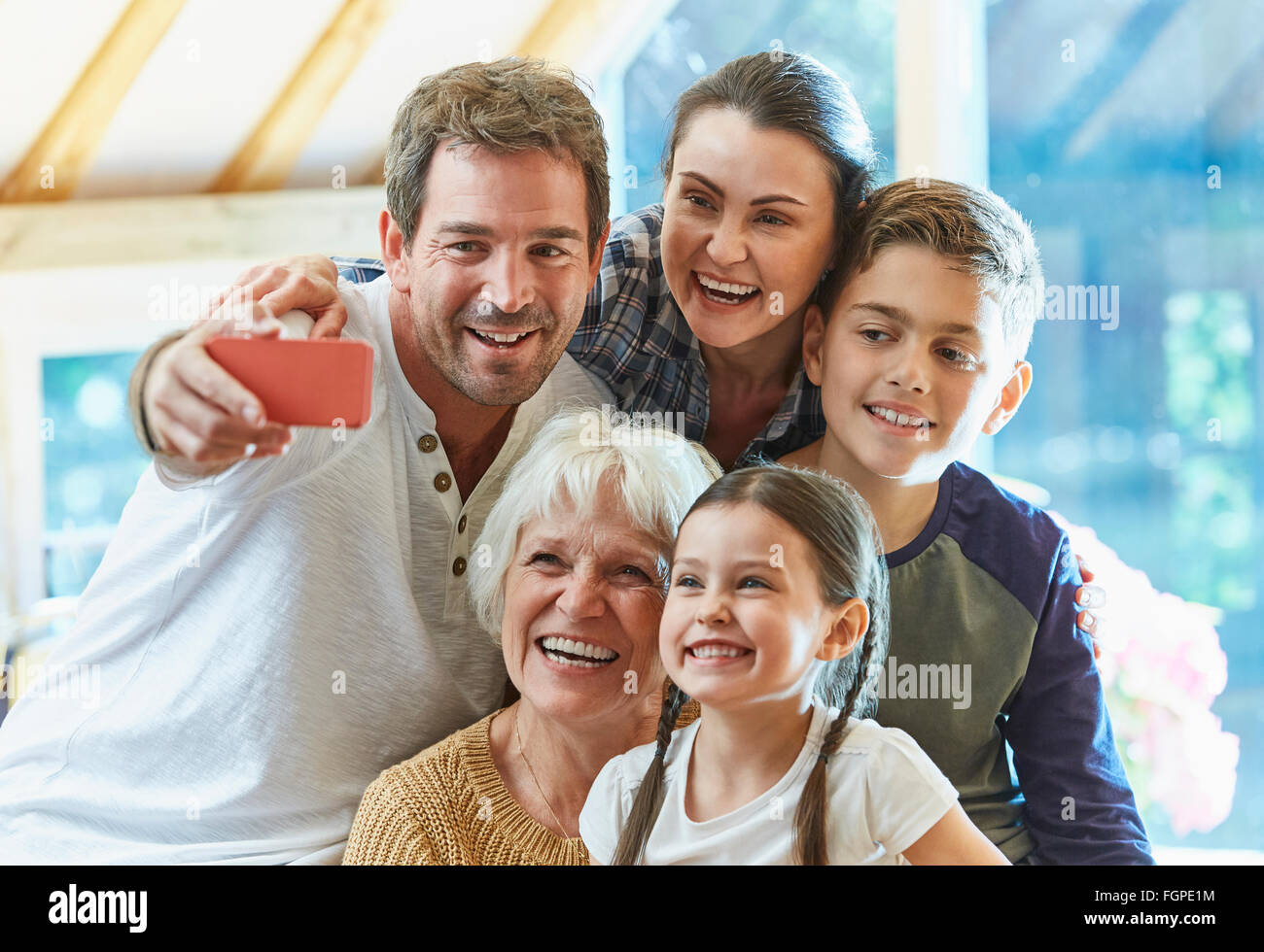 Generationsübergreifende Familie nehmen selfie Stockfoto