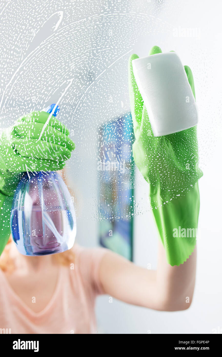 Frau Scheibe mit Reinigungsmittel, Reinigung Reinigung Konzept Stockfoto
